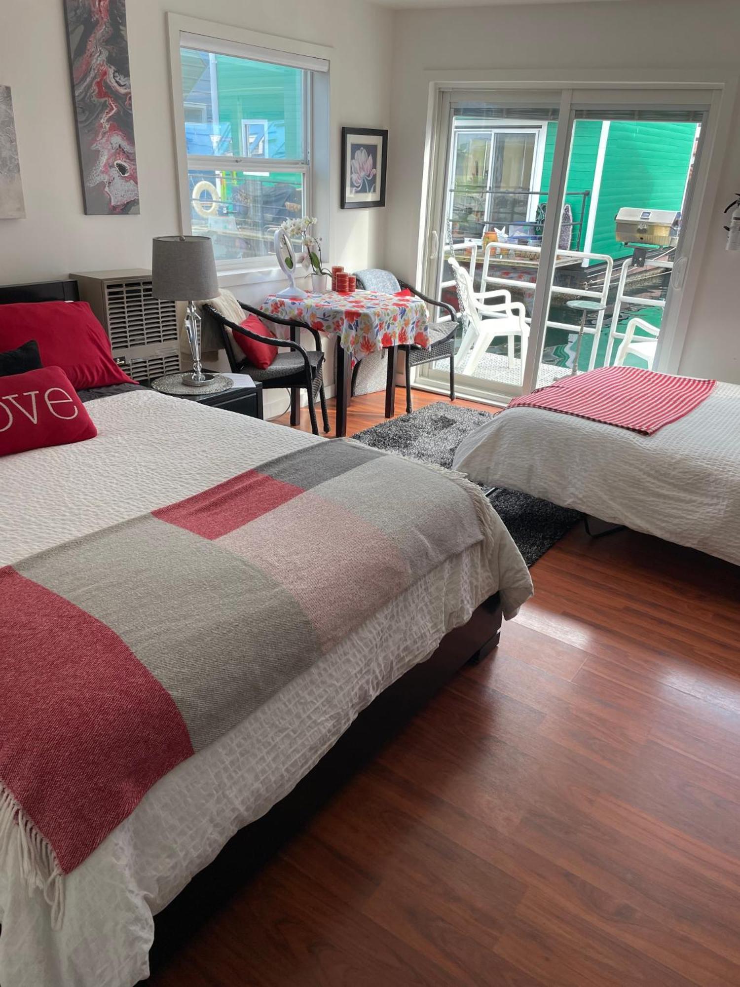A Float Home B&B In Fisherman'S Wharf วิกตอเรีย ภายนอก รูปภาพ