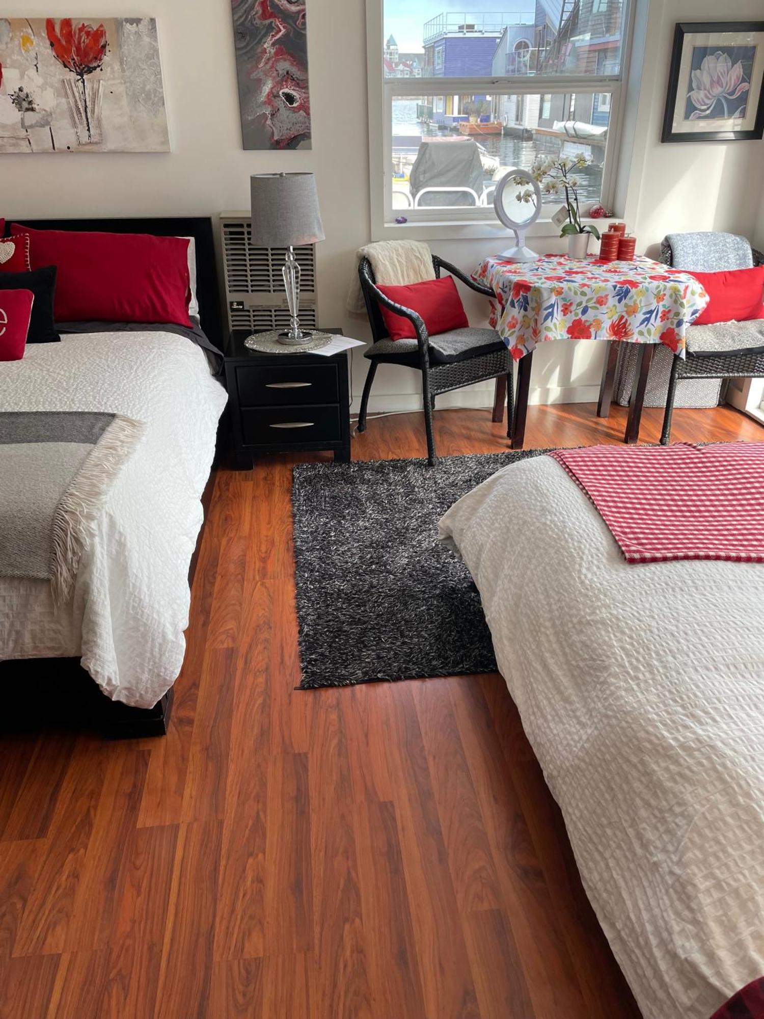A Float Home B&B In Fisherman'S Wharf วิกตอเรีย ภายนอก รูปภาพ