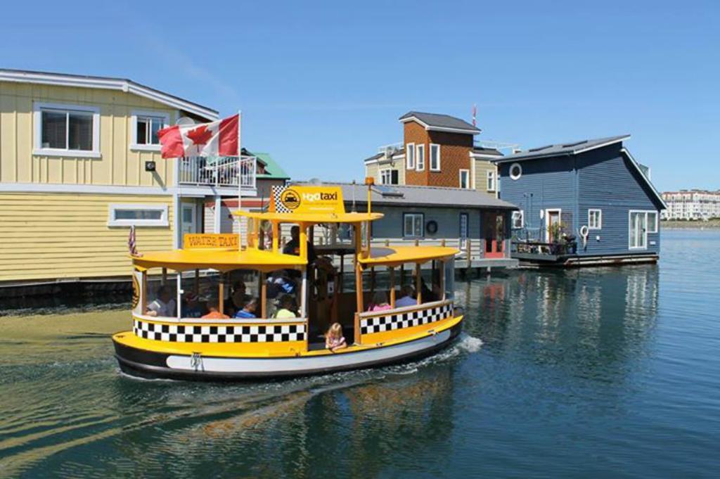 A Float Home B&B In Fisherman'S Wharf วิกตอเรีย ภายนอก รูปภาพ