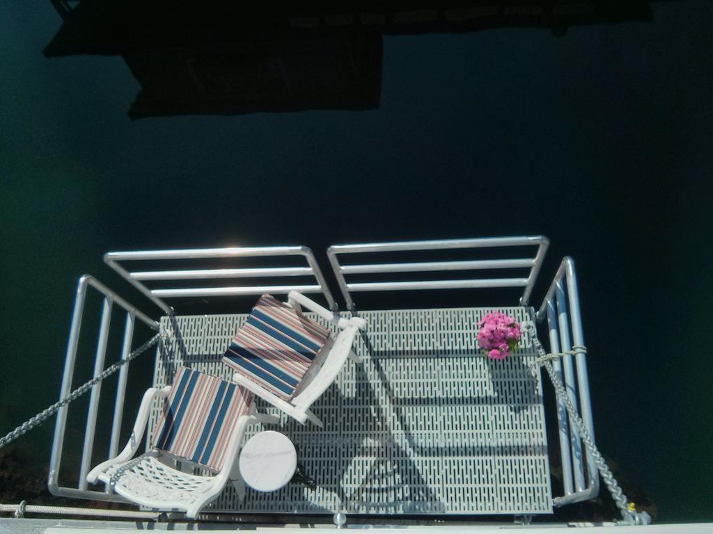 A Float Home B&B In Fisherman'S Wharf วิกตอเรีย ภายนอก รูปภาพ
