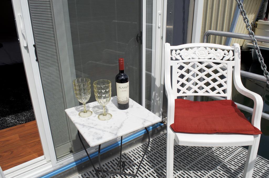 A Float Home B&B In Fisherman'S Wharf วิกตอเรีย ภายนอก รูปภาพ