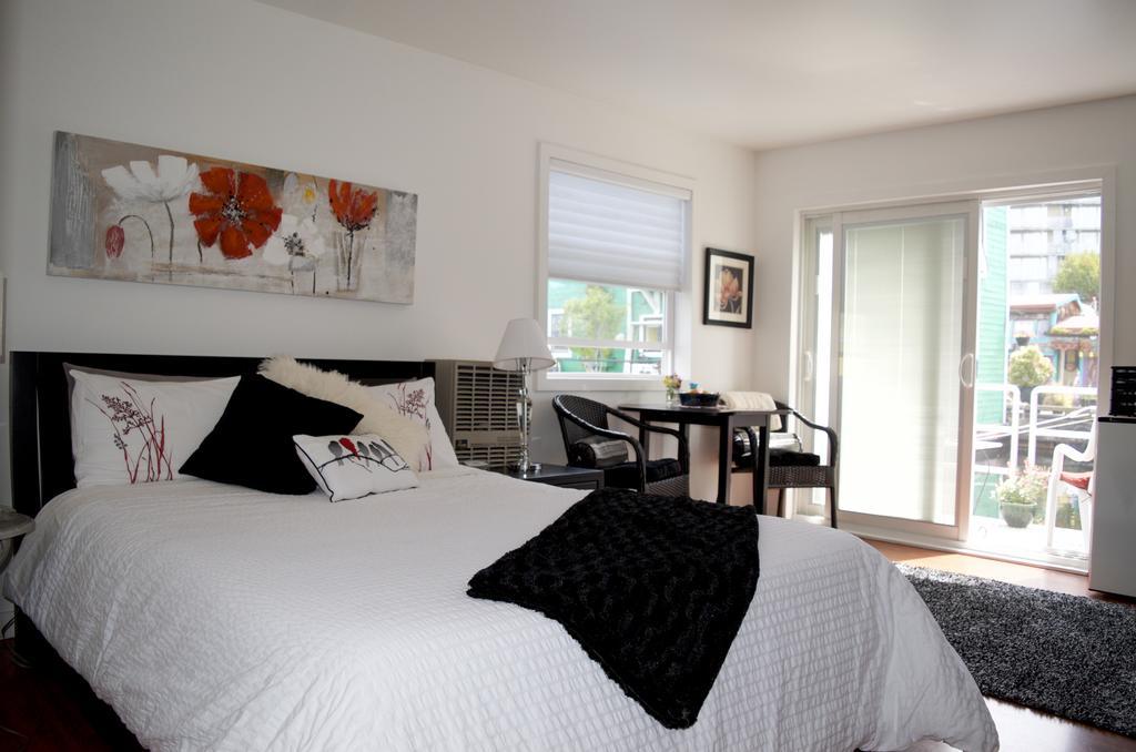 A Float Home B&B In Fisherman'S Wharf วิกตอเรีย ภายนอก รูปภาพ