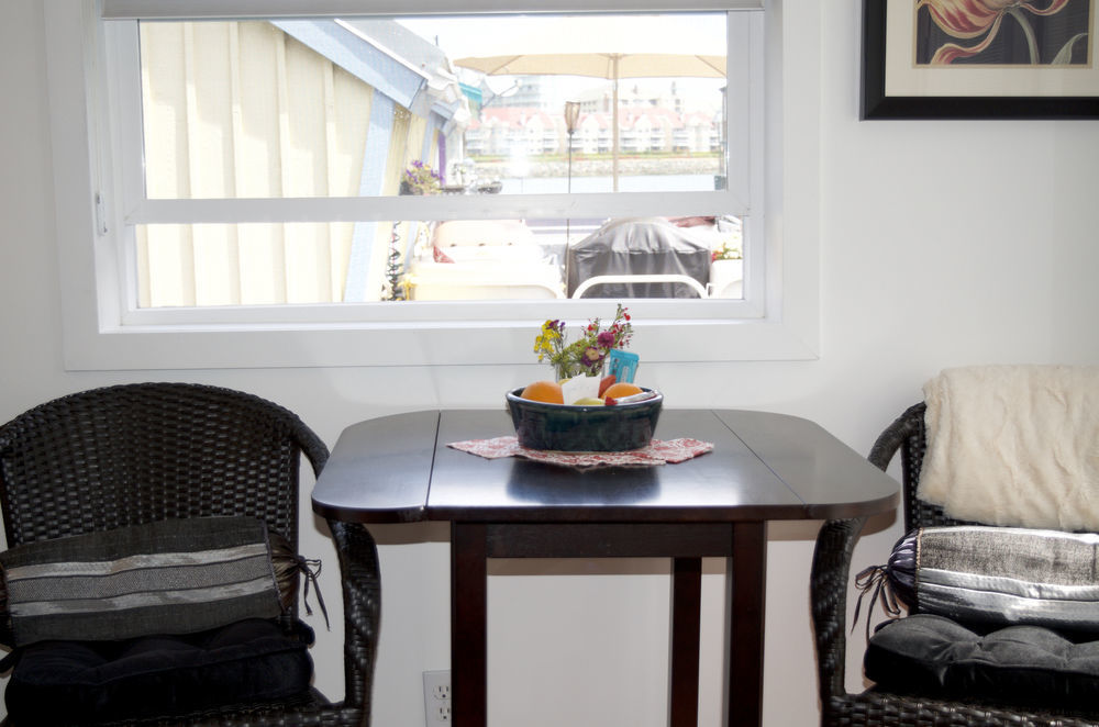 A Float Home B&B In Fisherman'S Wharf วิกตอเรีย ภายนอก รูปภาพ