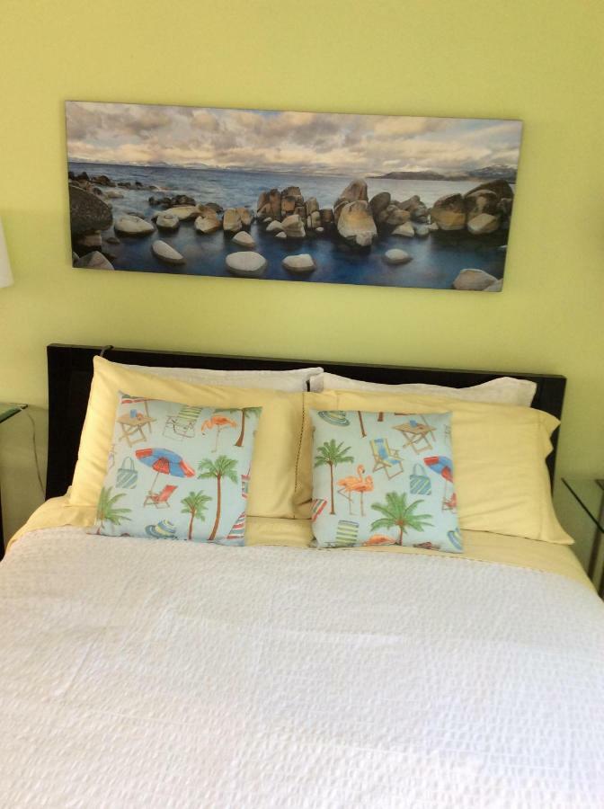 A Float Home B&B In Fisherman'S Wharf วิกตอเรีย ภายนอก รูปภาพ