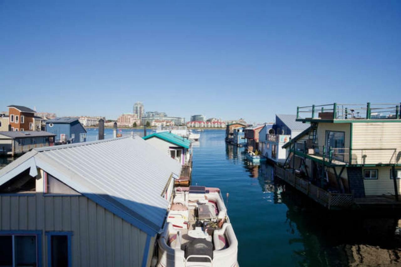 A Float Home B&B In Fisherman'S Wharf วิกตอเรีย ภายนอก รูปภาพ