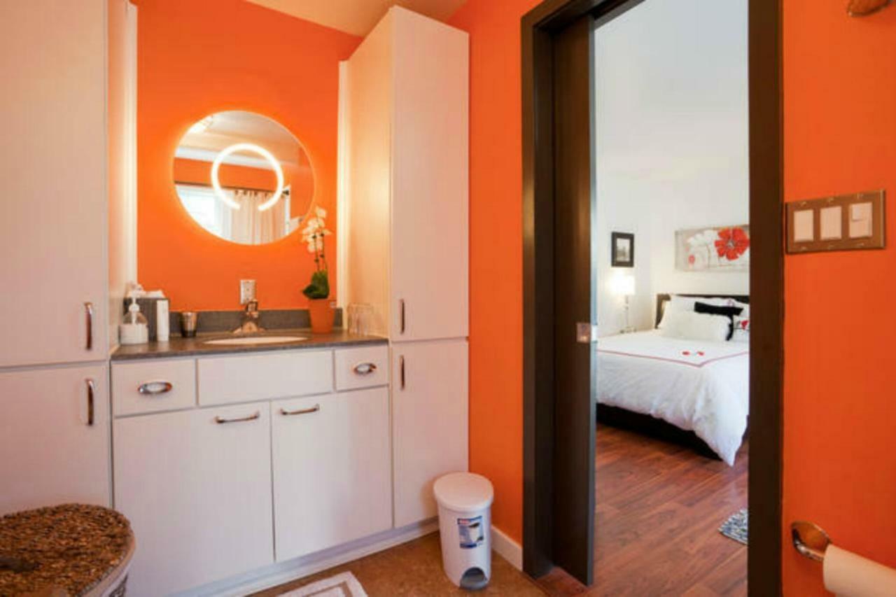 A Float Home B&B In Fisherman'S Wharf วิกตอเรีย ภายนอก รูปภาพ