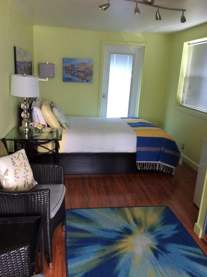 A Float Home B&B In Fisherman'S Wharf วิกตอเรีย ภายนอก รูปภาพ