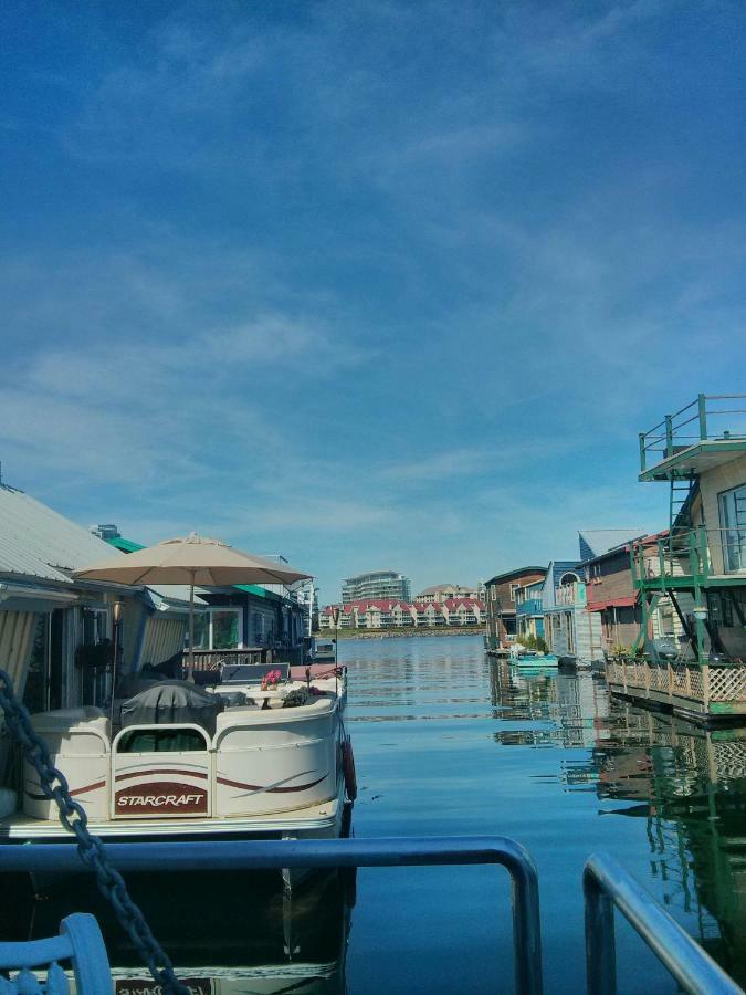 A Float Home B&B In Fisherman'S Wharf วิกตอเรีย ภายนอก รูปภาพ