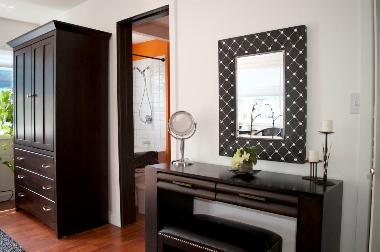 A Float Home B&B In Fisherman'S Wharf วิกตอเรีย ภายนอก รูปภาพ